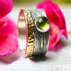 Bicolor Ring aus Silber und Gold mit grünem Peridot, 10 mm breit