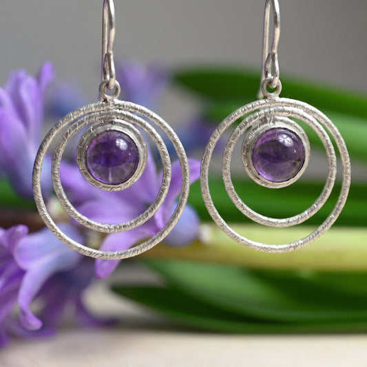 Kreisförmige Silberohrringe mit violettem Amethyst-Cabochon und geriffelter Oberfläche