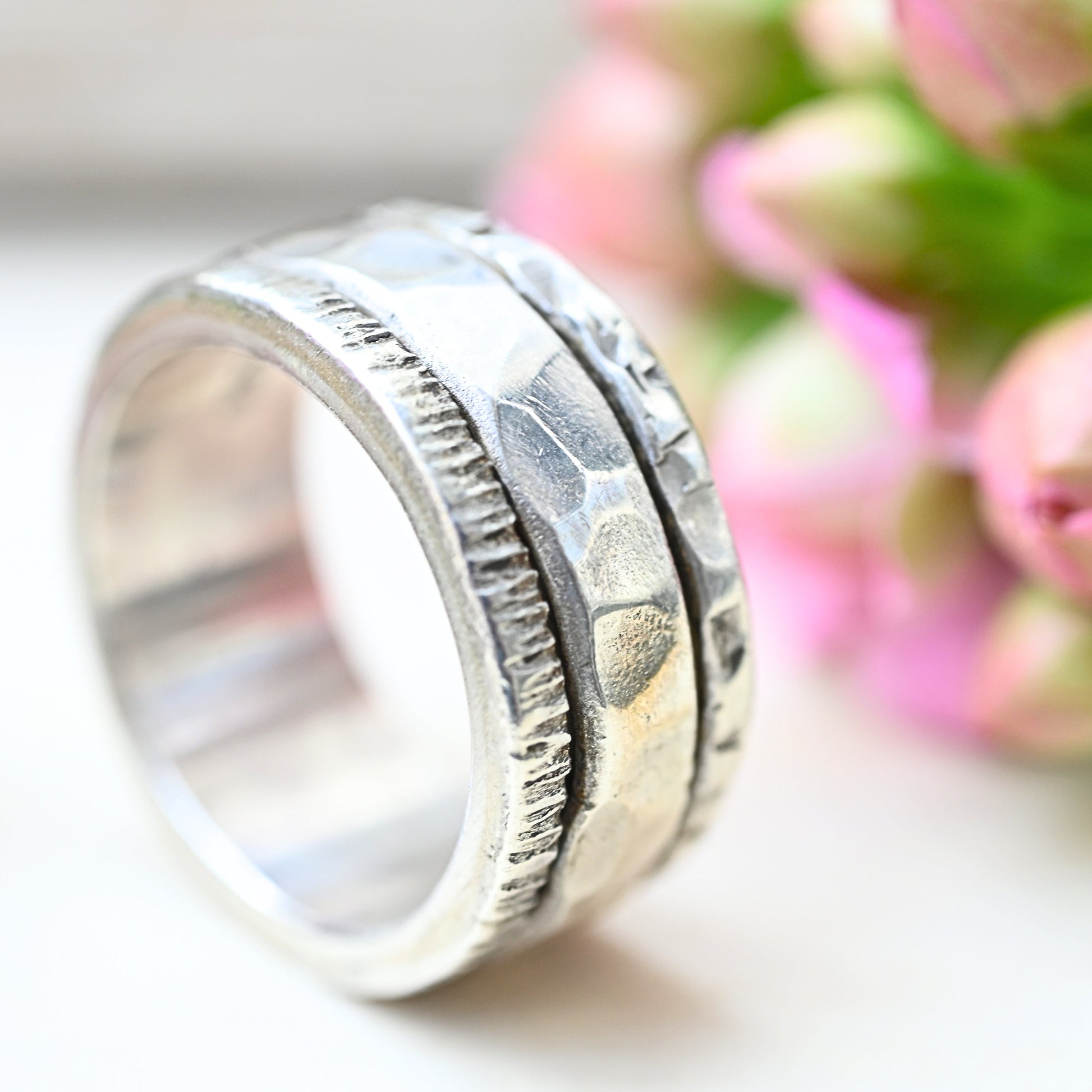 Massiver Unisexring Adi aus 925 Silber mit gehämmerter Drehschiene 