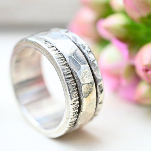 Massiver Unisexring Adi aus 925 Silber mit gehämmerter Drehschiene 