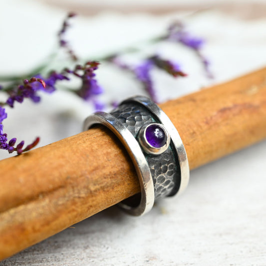 Silberring mit Amethyst – oxidiert & gehämmert, breiter Damenring mit Edelstein "Lilach"