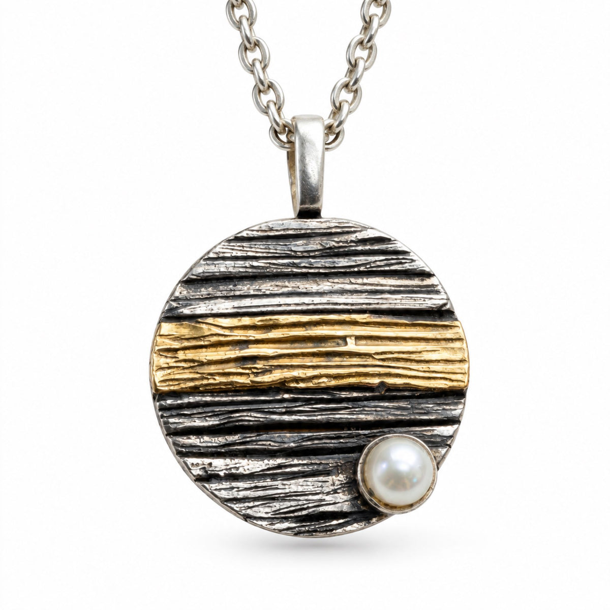 Silber-Gold-Anhänger mit oxidierten Vertiefungen, reliefartiger Struktur und ca. 3 mm großer Perle.