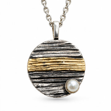 Silber-Gold-Anhänger mit oxidierten Vertiefungen, reliefartiger Struktur und ca. 3 mm großer Perle.