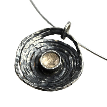 Bicolor Anhänger Oxidiert auf einem Omegareif