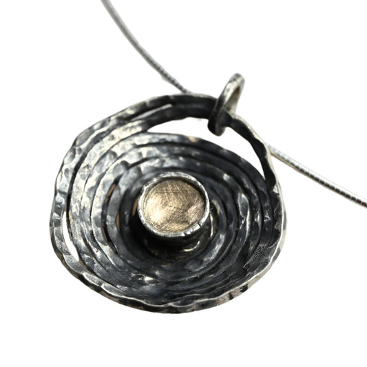 Bicolor Anhänger Oxidiert auf einem Omegareif