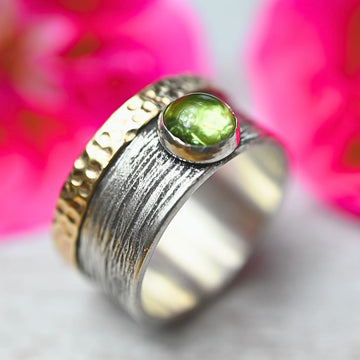 Silberring "Yarden" mit Peridot & gehämmerter Goldkante – Damenring im Bicolor-Design