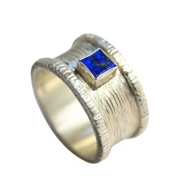 Breiter Silberring "Liri" mit Lapislazuli – rustikal strukturiert