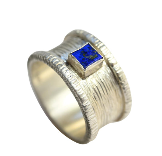 Breiter Silberring "Liri" mit Lapislazuli – rustikal strukturiert