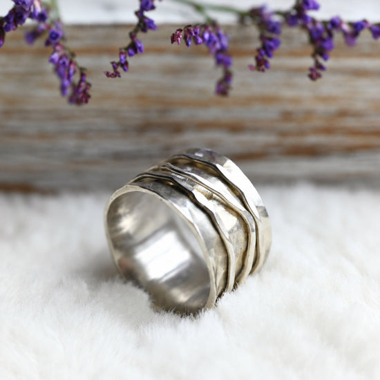Breiter Drehring aus Silber mit wellenförmigen Außenringen, 13 mm breit
