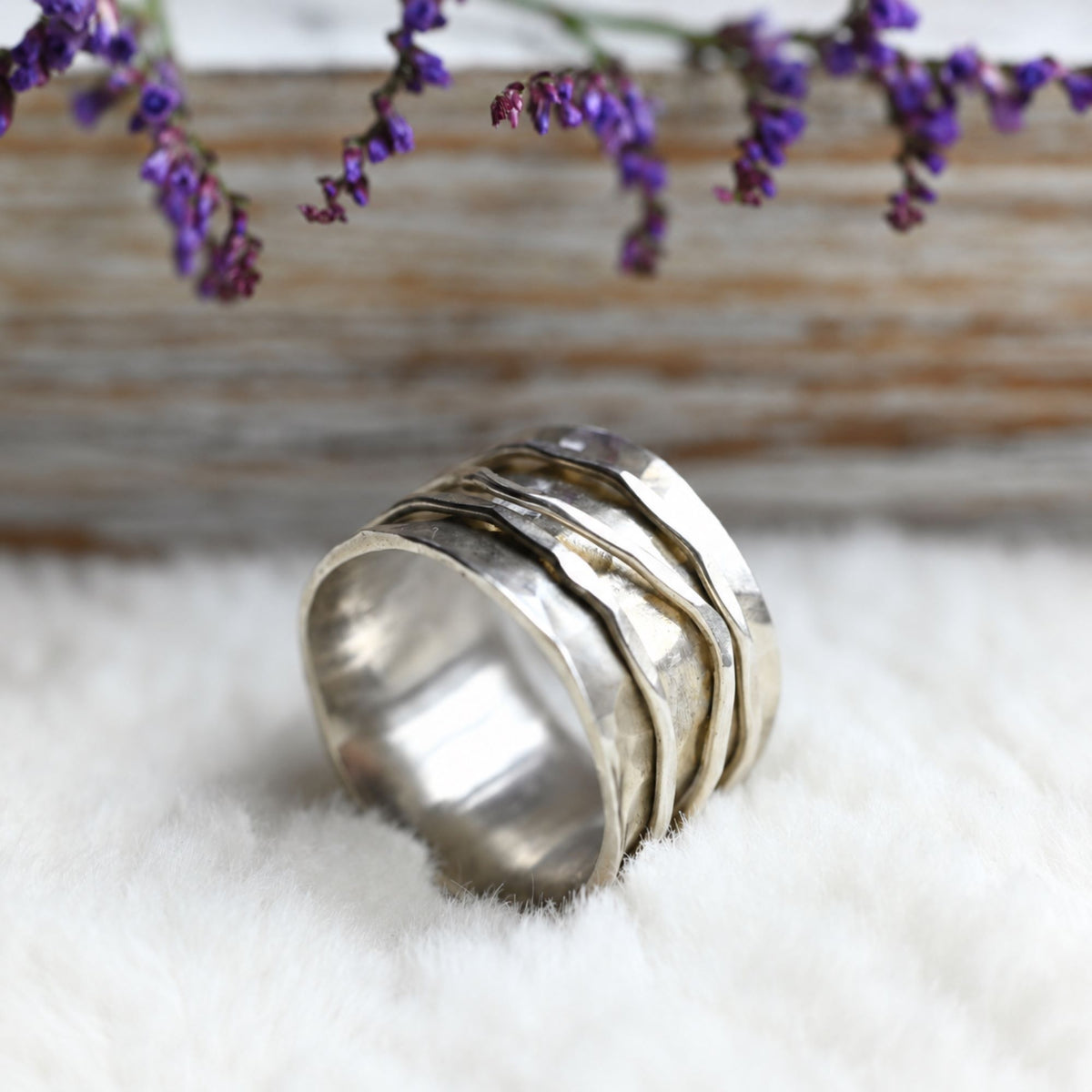 Breiter Drehring aus Silber mit wellenförmigen Außenringen, 13 mm breit