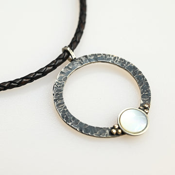 Perlmutt Collier mit goldenen Punkten
