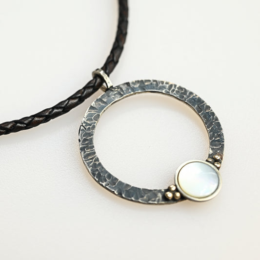 Perlmutt Collier mit goldenen Punkten