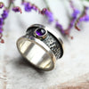 Silberring mit Amethyst – oxidiert & gehämmert, breiter Damenring mit Edelstein "Lilach"
