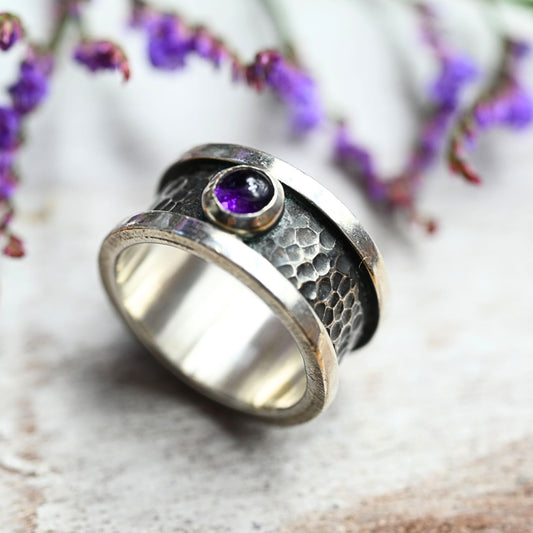 Silberring mit Amethyst – oxidiert & gehämmert, breiter Damenring mit Edelstein "Lilach"