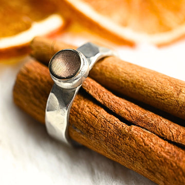 Gehämmerter Ring "Vardit" aus Silber und Gold