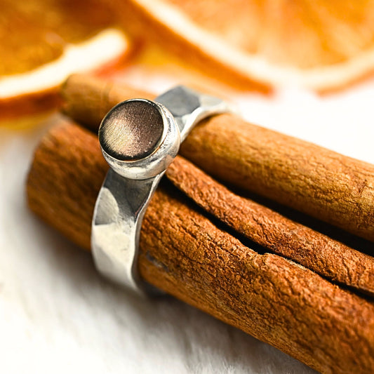 Gehämmerter Ring "Vardit" aus Silber und Gold