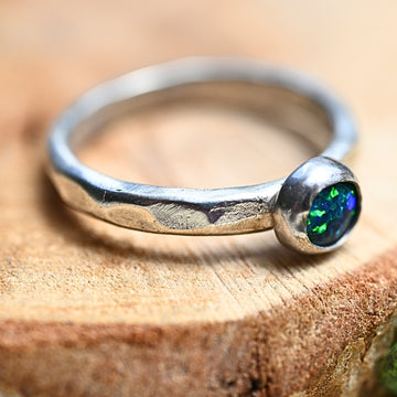 Schmaler Silberring "Inbal" mit blauem Opal (synthetisch)