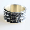 Massiver Silberring "Nofar", gehämmert und oxidiert