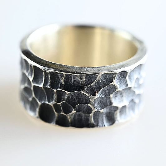Massiver Silberring "Nofar", gehämmert und oxidiert
