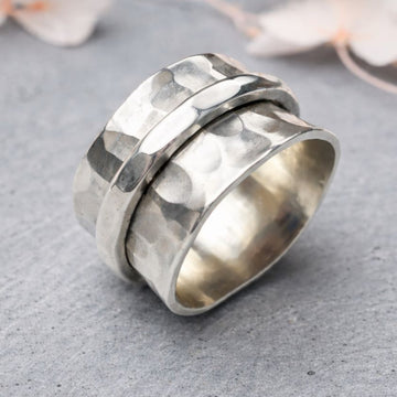 Breiter Damenring Zvika aus 925 Silber mit drehbarem Spielring