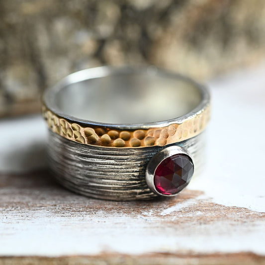 Breiter Silberring mit Granat – Bicolor Damenring "Efrat"