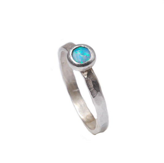 Gehämmerter Ring "Ravit" 925er Silber mit synthetischem Opal