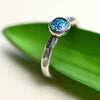 Schmaler Silberring "Inbal" mit blauem Opal (synthetisch)