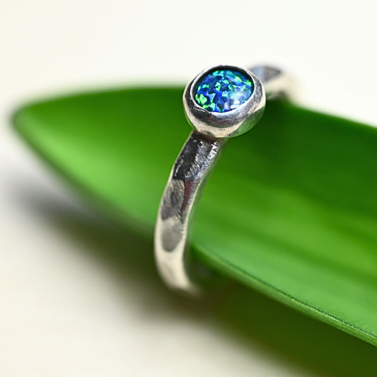 Schmaler Silberring "Inbal" mit blauem Opal (synthetisch)