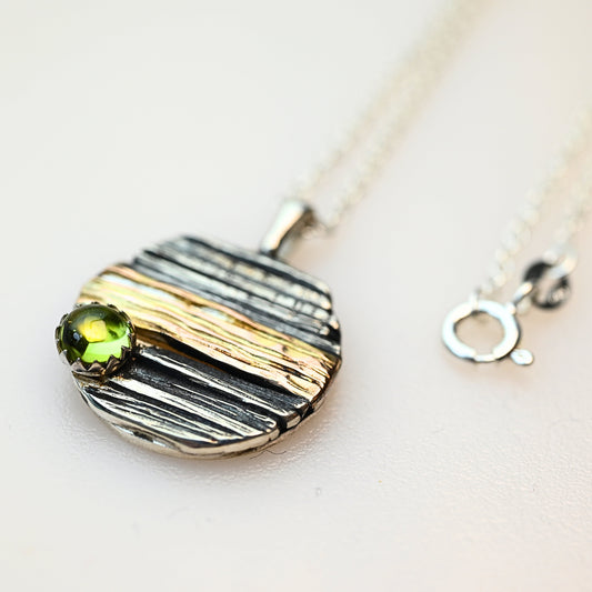 Zweifarbiger Anhänger mit Peridot-Stein