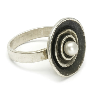 Silberring "Tuvia" mit Perle – Handgefertigter Damenring aus 925er Silber mit oxidierter Schale