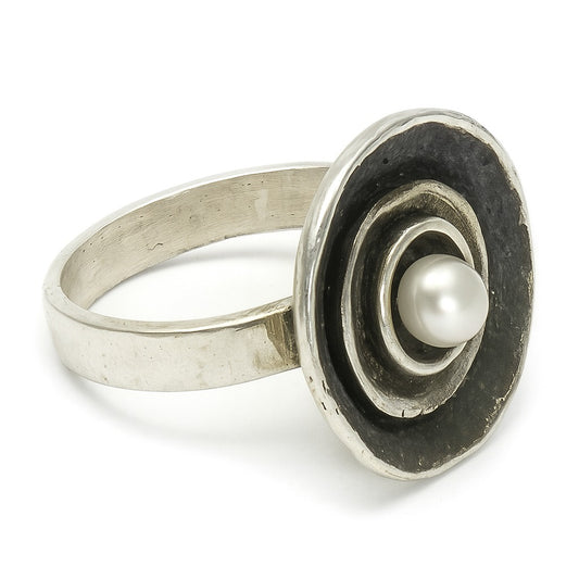 Silberring "Tuvia" mit Perle – Handgefertigter Damenring aus 925er Silber mit oxidierter Schale
