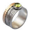 Silberring "Yarden" mit Peridot & gehämmerter Goldkante – Damenring im Bicolor-Design