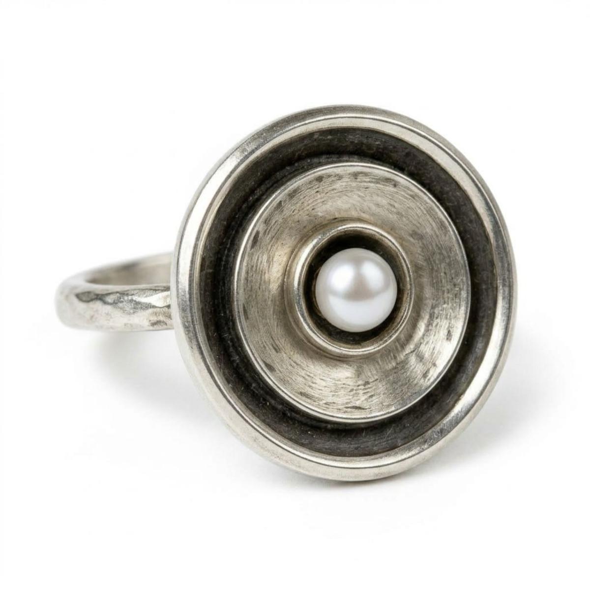 Damenring aus 925 Silber mit Perle, runder Form und oxidierten Details