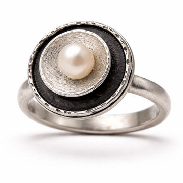 Silberring mit Perle und runder oxidierter Ringscheibe aus 925 Silber