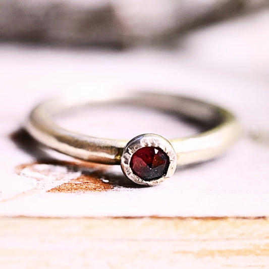 Dezenter Granat Ring "Yaara" aus 925er Silber