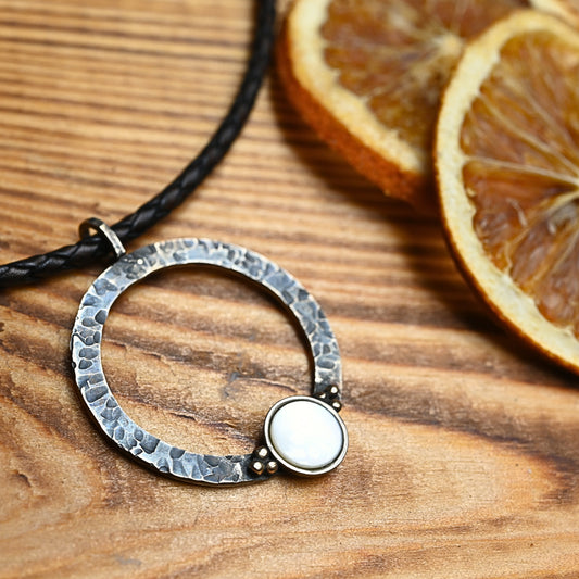 Perlmutt Collier mit goldenen Punkten