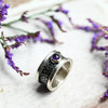 Silberring mit Amethyst – oxidiert & gehämmert, breiter Damenring mit Edelstein "Lilach"