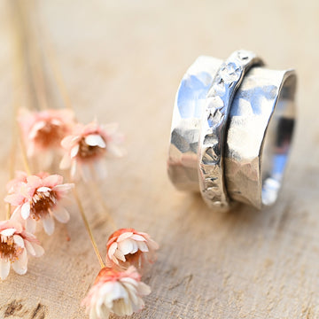 Breiter gehämmerter Ring aus Silber mit beweglicher Ringschiene