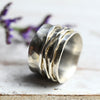 Drehring Chaya aus Silber mit wellenförmiger Mittelschiene