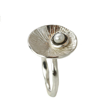 Silberring mit Perle – zarter Damenring mit strukturierter Schale "Dana"