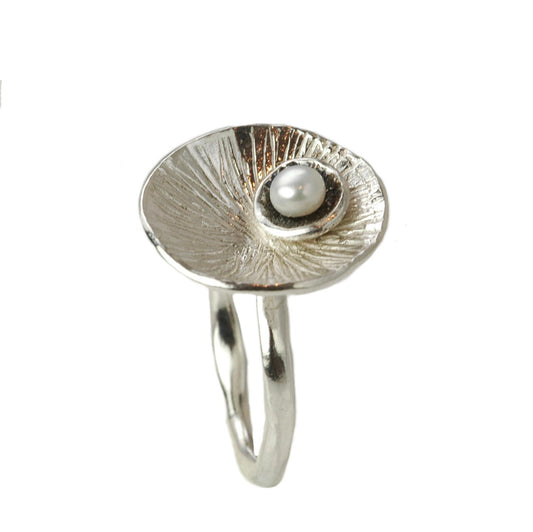 Silberring mit Perle – zarter Damenring mit strukturierter Schale "Dana"