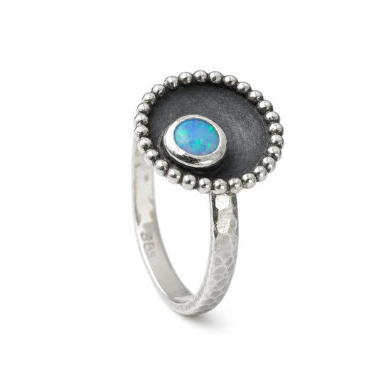 Handgefertigter Damenring aus 925 Silber mit synthetischem Opal
