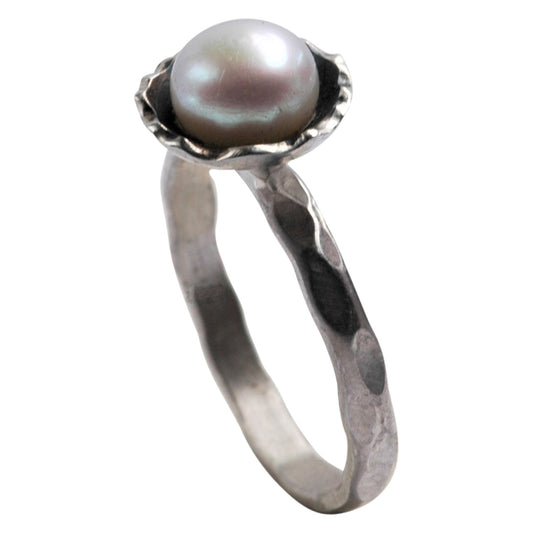 Silberring mit Perle – gehämmerter Damenring "Shani"