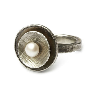 Silberring "Avia" mit Perle – oxidiert & mattiert