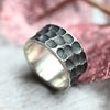 Massiver Silberring "Nofar", gehämmert und oxidiert