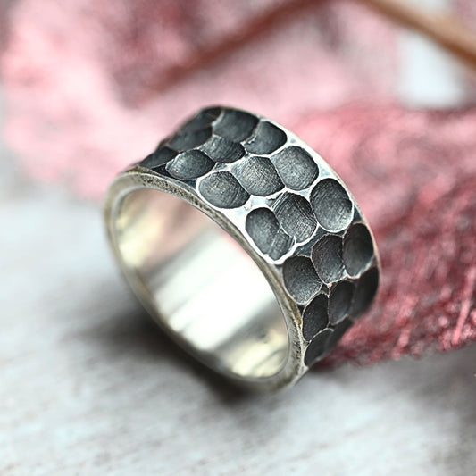 Massiver Silberring "Nofar", gehämmert und oxidiert