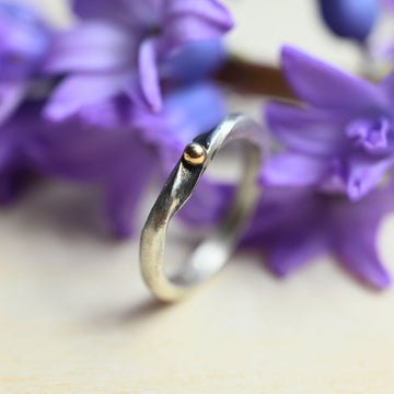 Schmaler Silberring "Vered" mit goldenem Punkt